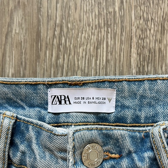 Zara denim shorts. Size 6 - Picture 2 of 3